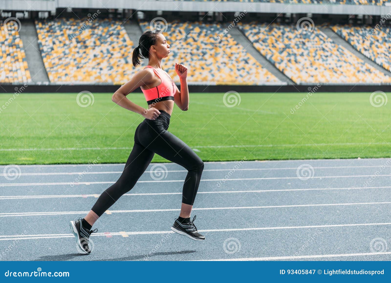 Женщина на стадионе. Фотосессии на стадионе бег. Спортивный бег на стадионе девушка. Фотосессия на беговой дорожке на стадионе. Фото на стадионе девушки.