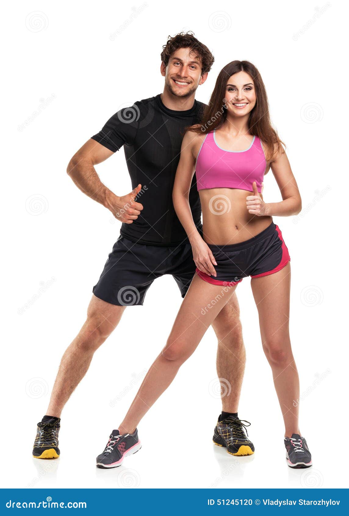 Парень и девушка бегут. Спортивные парень и девушка. Фотосессия спортивной пары. Спортивная фигура мужская. На пару спортивная.