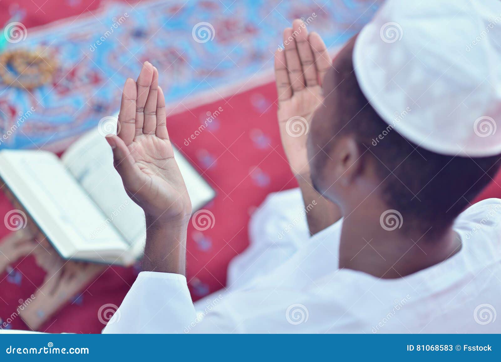 Мусульман чист. Мусульманский человек. Молитвенные руки у мусульман. Ладони мусульманские. Бог Ислама.