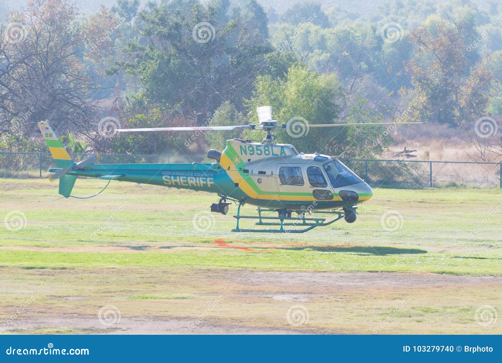 Аэробус H125 Вертолета Шерифа Los Angeles County Редакционное.