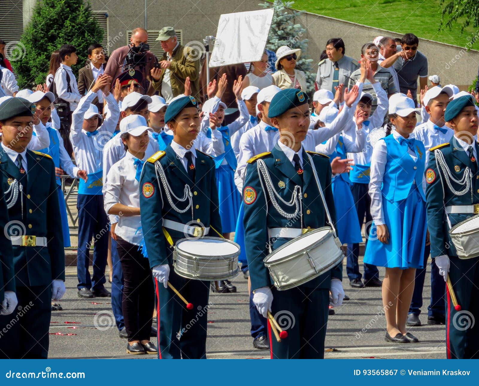 Алма-Ата - Торжественный Парад Детей Редакционное Фотография.