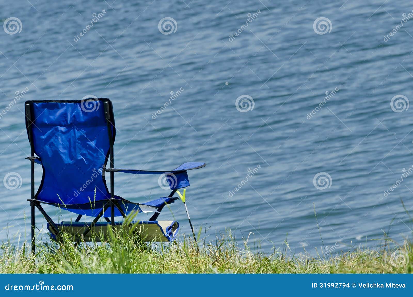 https://thumbs.dreamstime.com/z/%D0%B0-folding-fishing-chair-shore-iskar-dam-31992794.jpg