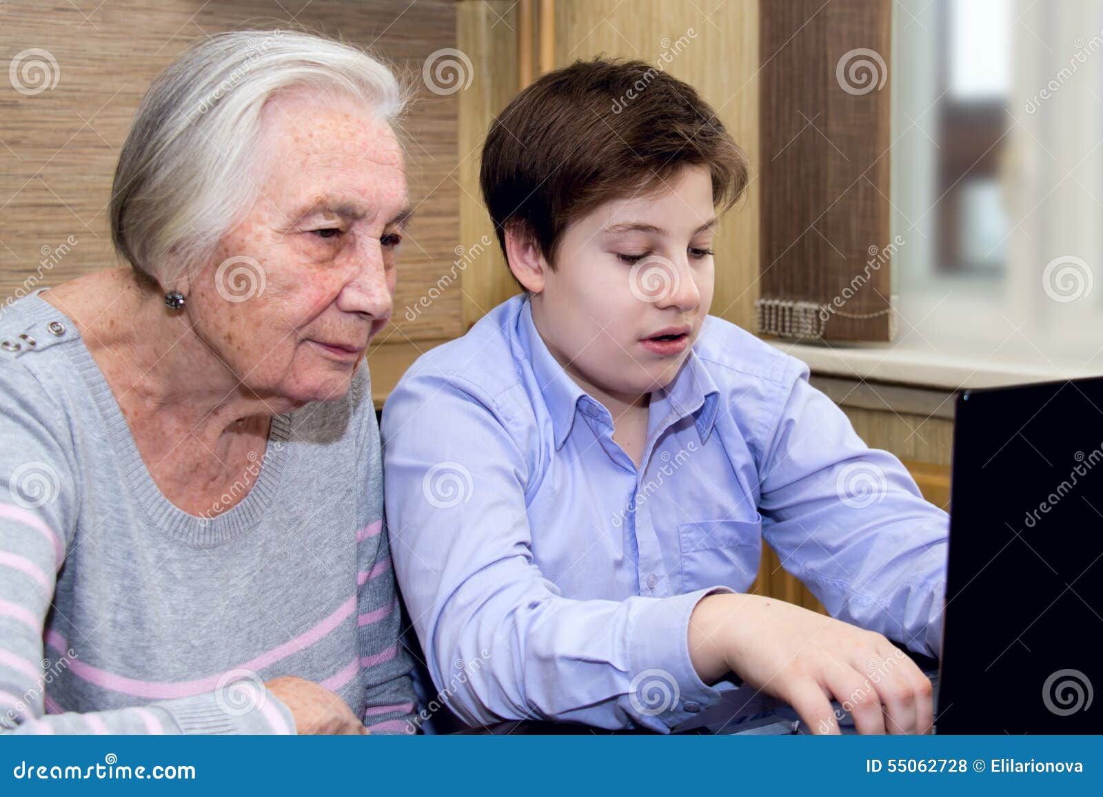 Учи внучек русский. Бабушка и внук за компьютером. Компьютерная грамотность бабушка и внук. Бабушка и Dyer компьютер. Бабушка учит внука.