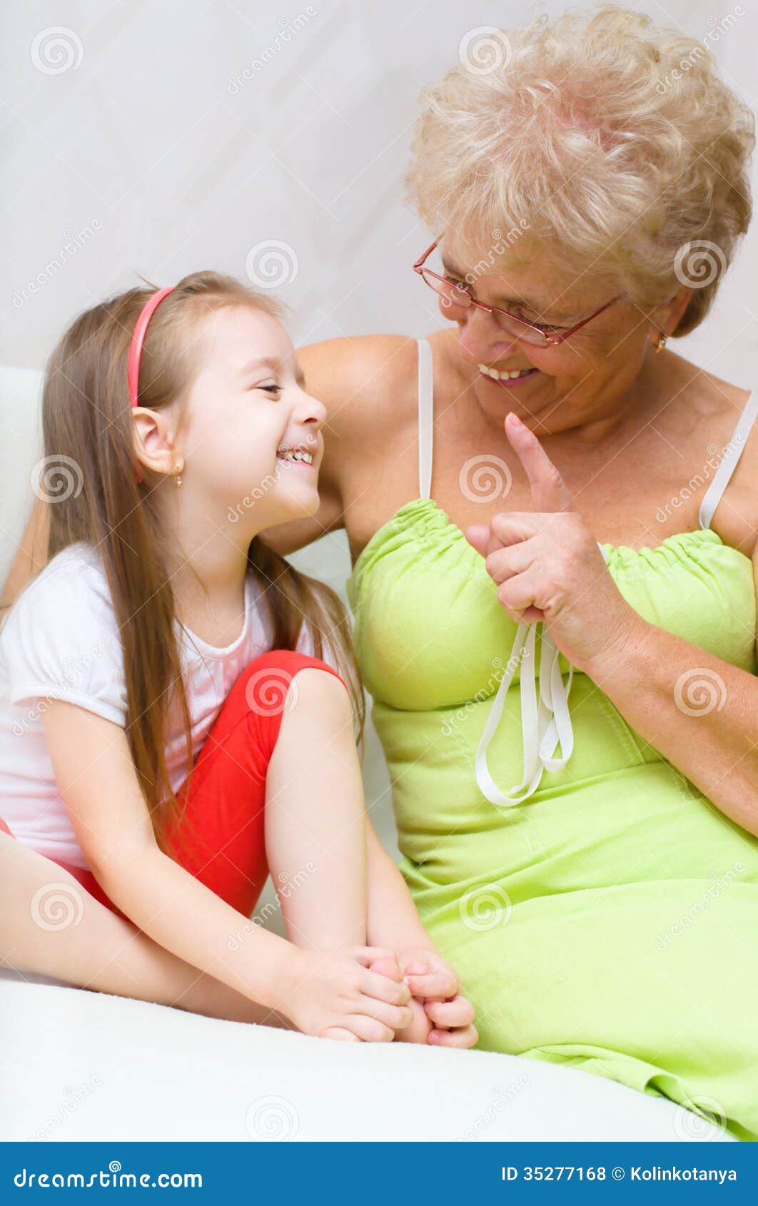 Девушка лижет бабушкам. Внучка полизала бабушке. Бабушка с внучкой Лесбиан. Бабушка говорит внучке.