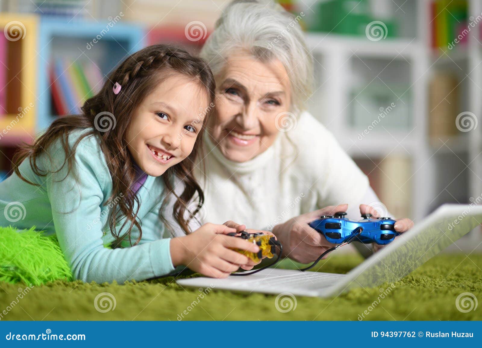 Можно бабушке играть
