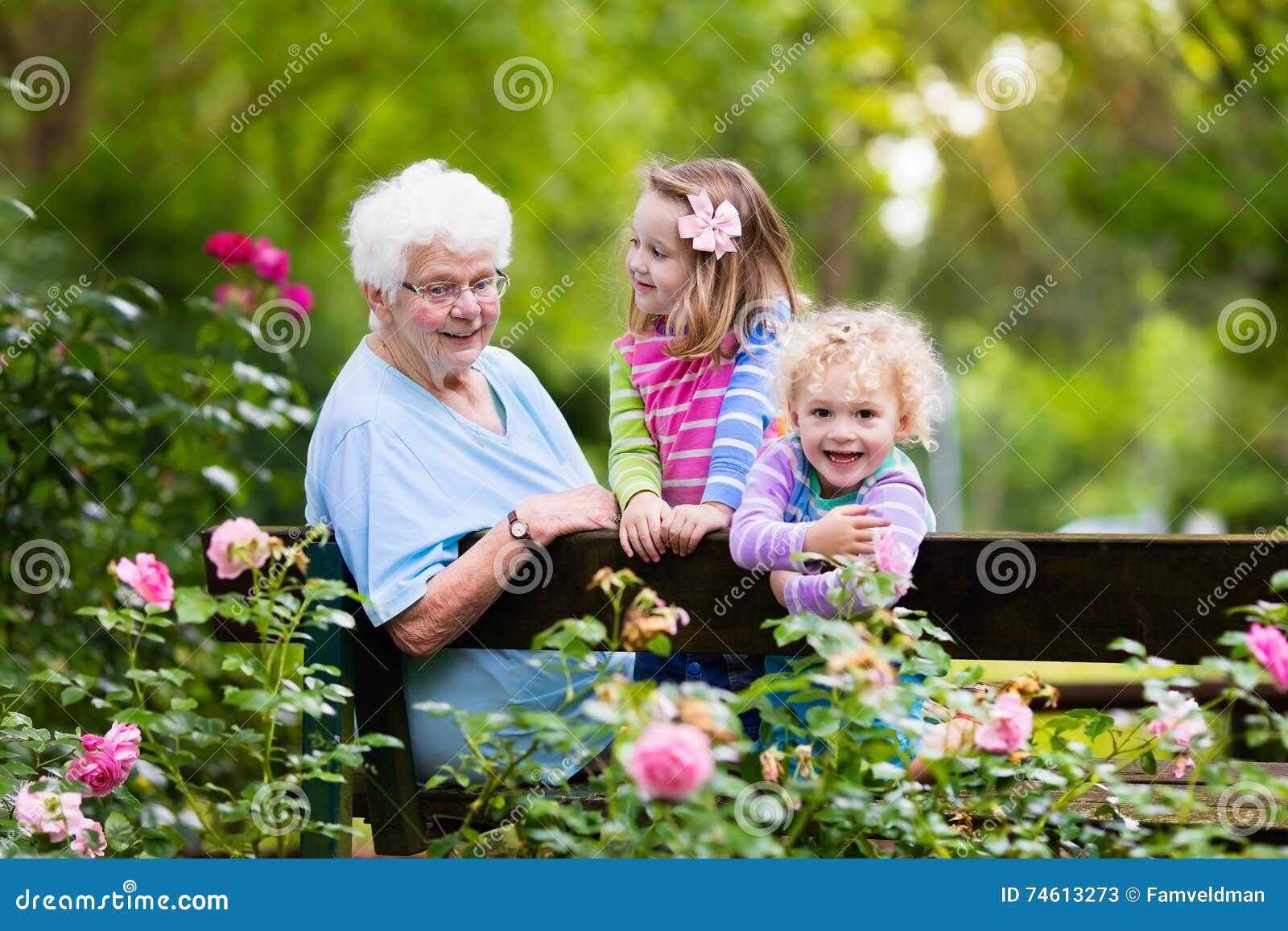 Какой сад был у старушки. Бабушка и внучка в саду. В саду у бабушки. Babushka v sadu. Цветы у бабушки в саду.