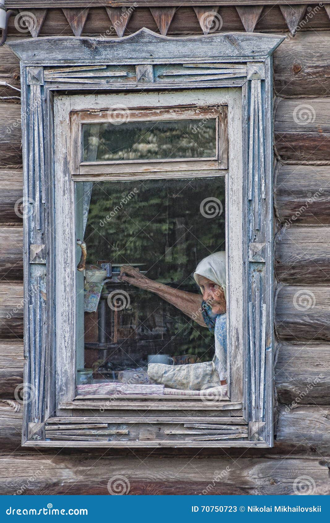 Мамин старенький домик. Окно в Старом деревенском доме. Бабушкав окне в деревнском доме. Деревенский дом с бабушкой в окне. Бабушка у окна.