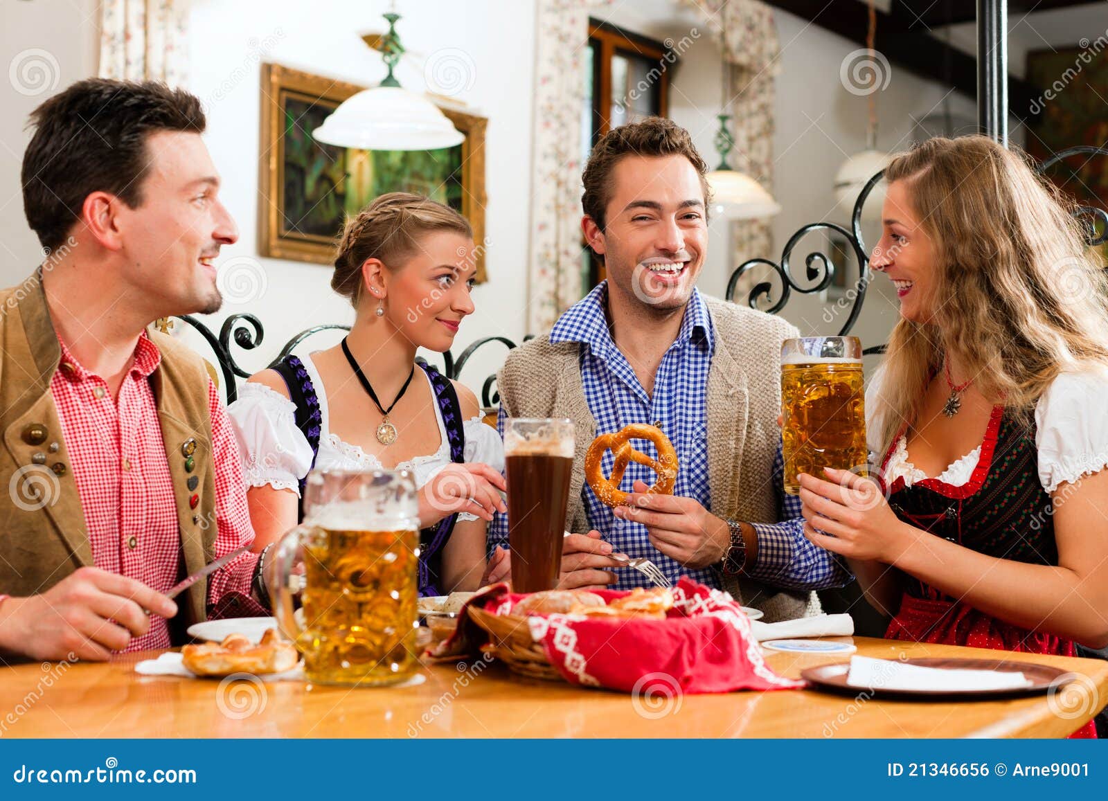 В германии друзья есть. Немцы в баре. Немцы в кафе. Немцы в ресторане. Пьем пиво в кафе.