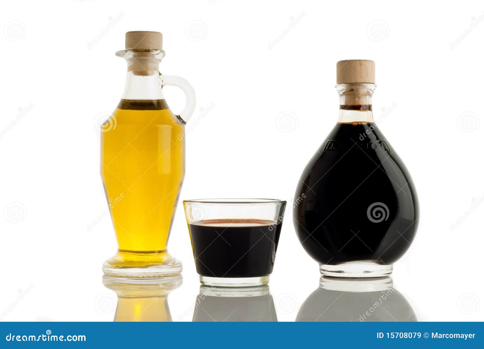 Оливковое масло и бальзамический уксус. Оливковое масло с бальзамическим уксусом. Оливковое масло с бальзамическим уксусом и хлебом.
