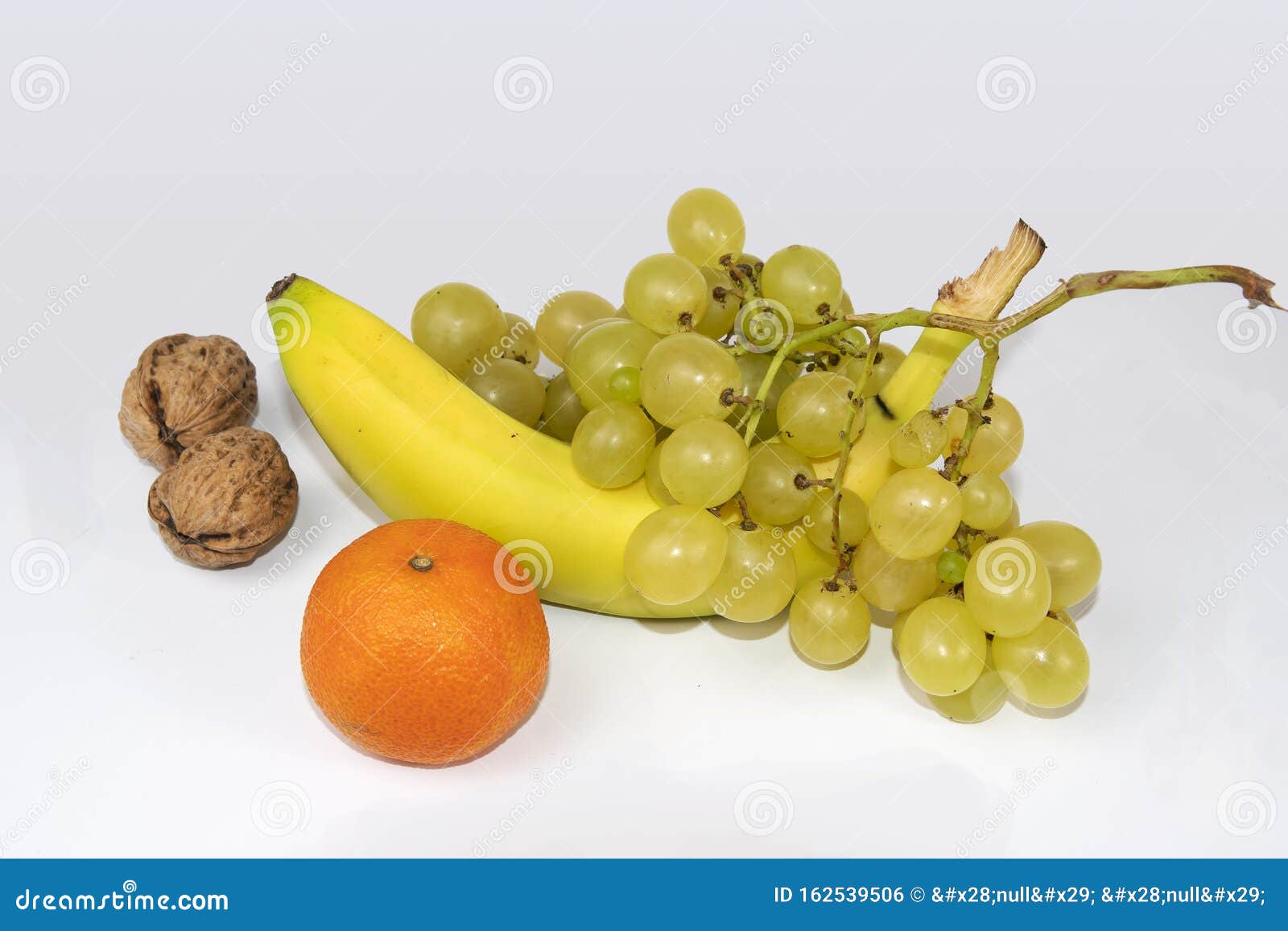 Банана, виноград, клементин и грецкие орехи Стоковое Фото - изображение  насчитывающей природа, питание: 162539506