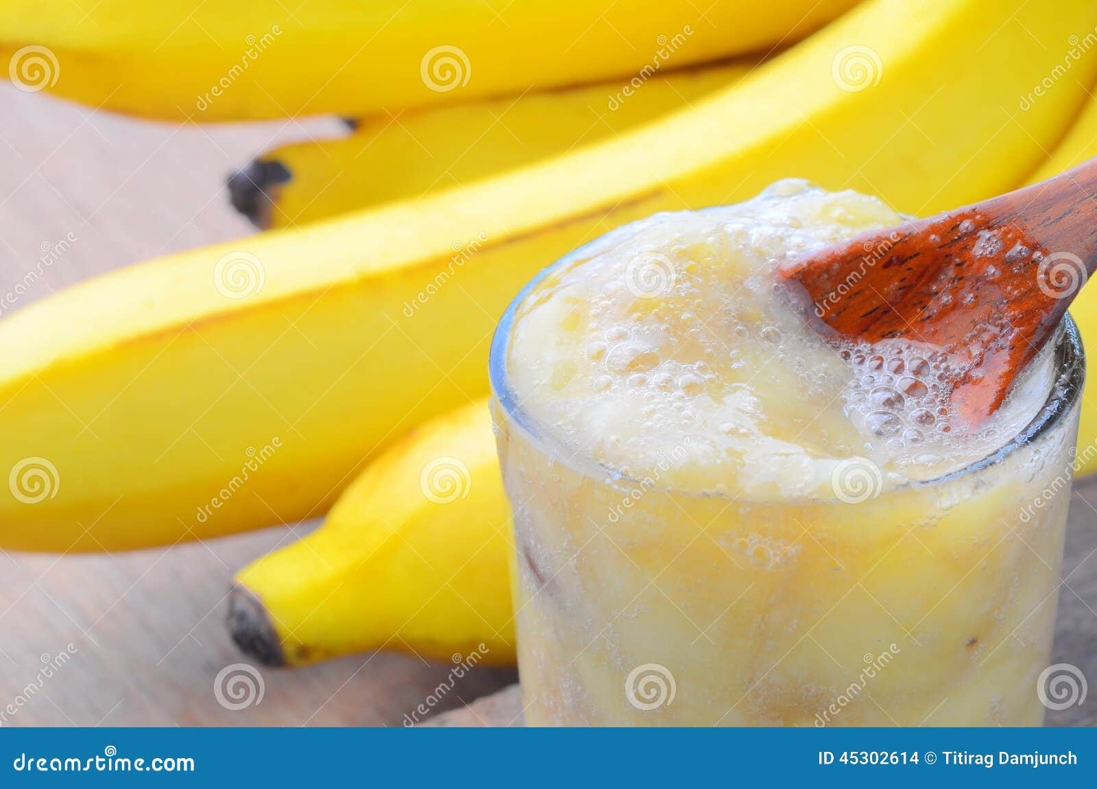 Как сделать банановое пюре. Банановое пюре. Протертый банан. Пюре банан в стаканчике. Банановое пюре в чашке.