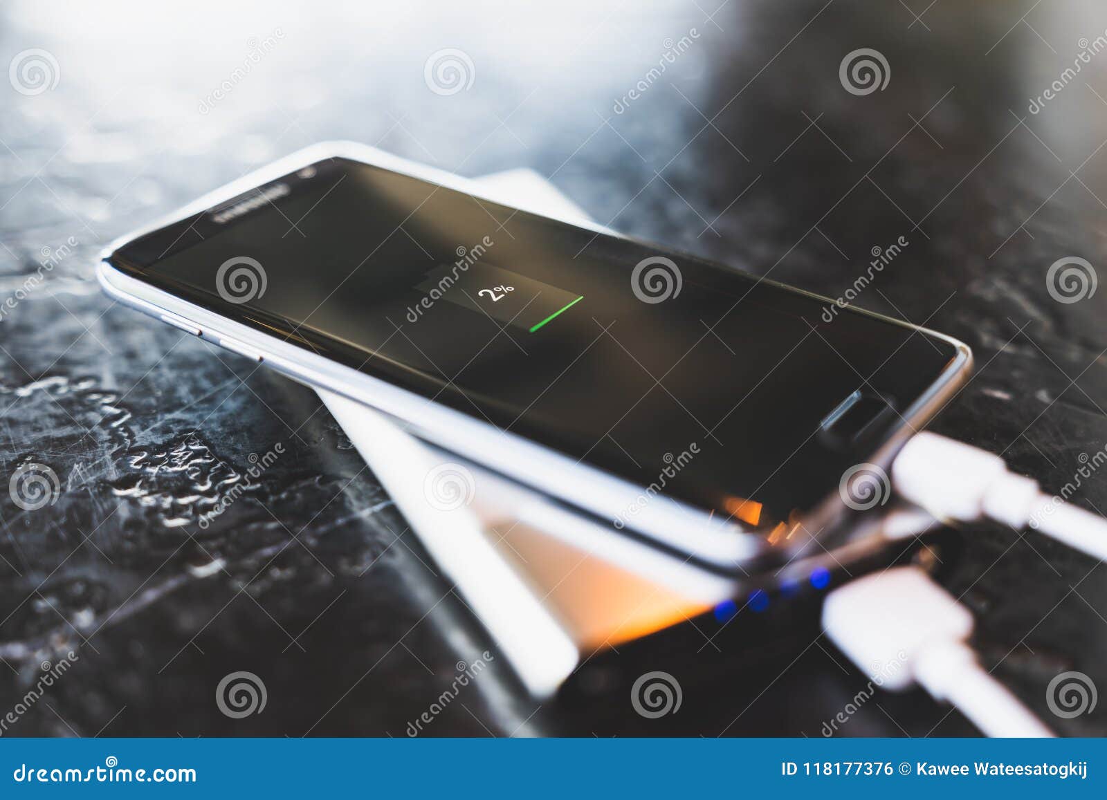 Бангкок, Таиланд - 24-ое мая 2018: Сила Smartphone края галактики S7  Samsung поручая через заряжатель батареи Powerbank Редакционное Фото -  изображение насчитывающей кабель, приспособленные: 118177376