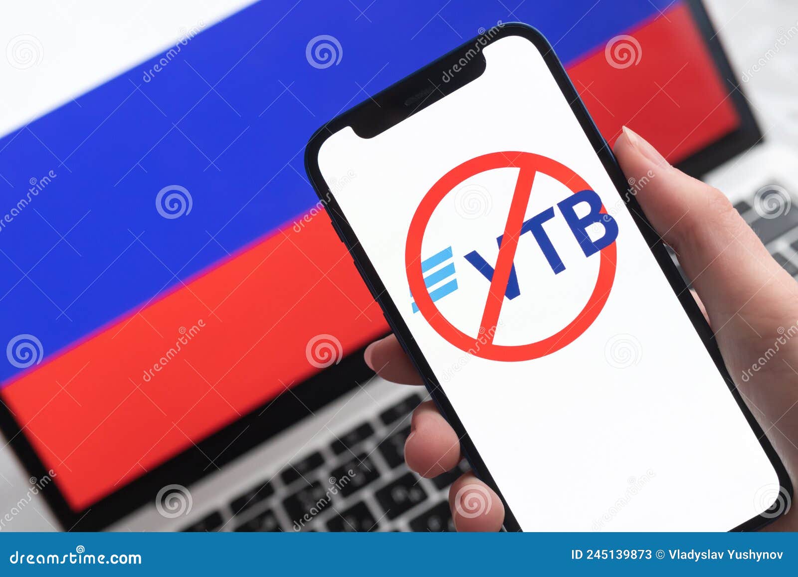 банк Vtb и санкции. заблокированная эмблема банка и символ запрета на  экране мобильного телефона и фоновая фотография флага Редакционное Стоковое  Фото - изображение насчитывающей засорением, взорвать: 245139873