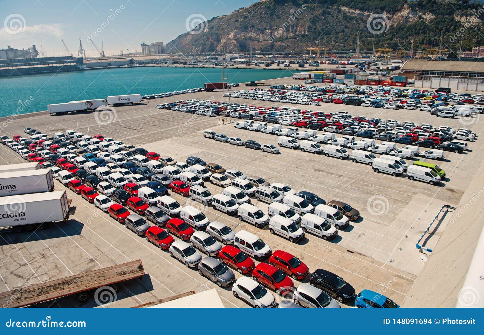 Авто из заграницы. Машины в порту. Торговля с машины. Автомобили в порту Японии. Стоянка автомобилей в порту.