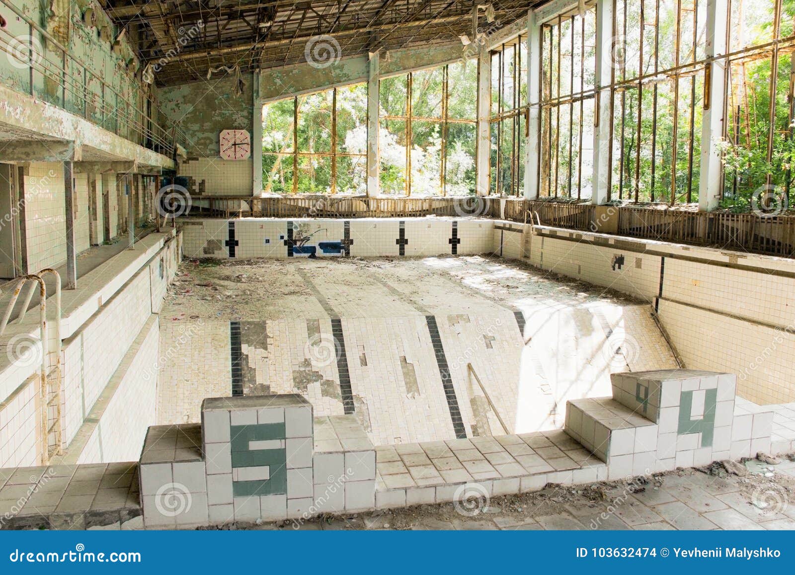 Разрушенный бассейн. Чернобыль бассейн. Бассейн в Чернобыле. Охлаждающие бассейны ЧАЭС.
