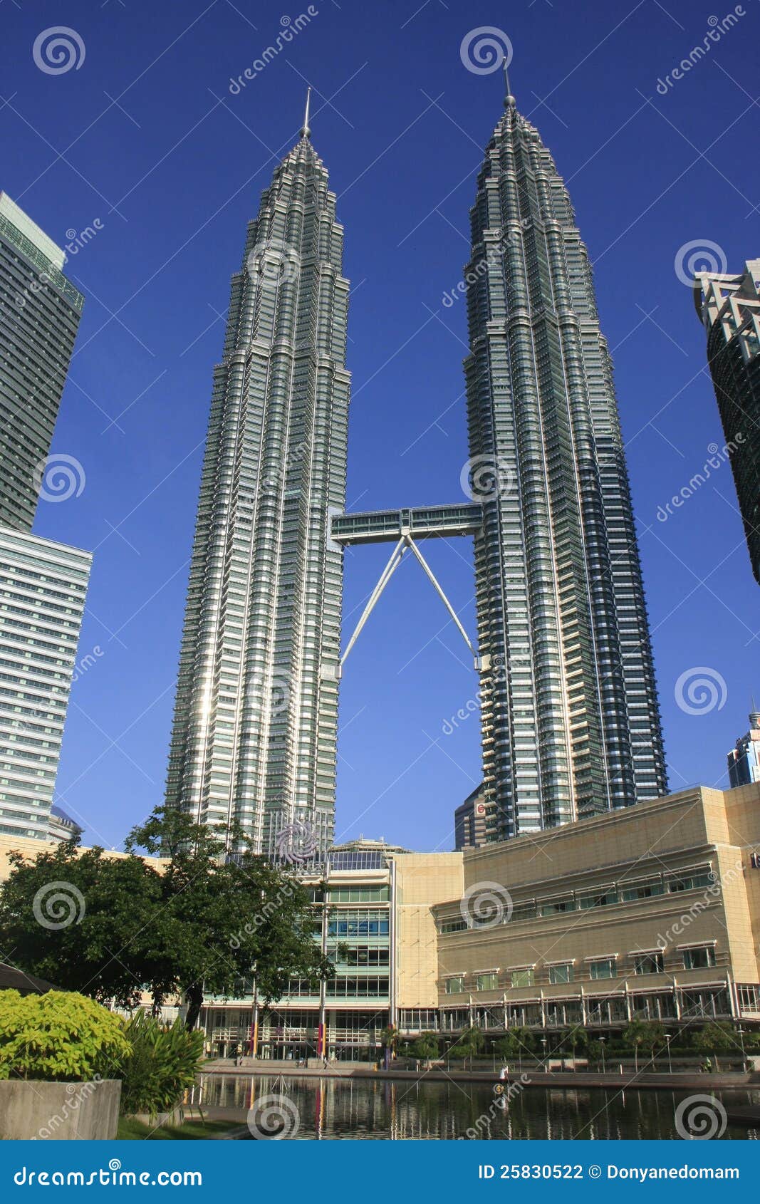 Башни Близнецы Petronas, Куала Лумпур, Малайзия Стоковое Фото - изображение насчитывающей небоскребы, мол: 25830522