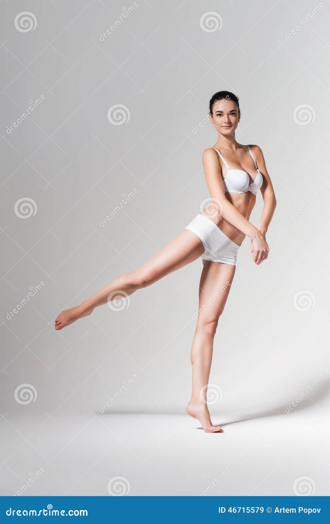 Балерина танцев в белом нижнем белье Стоковое Изображение - изображениенасчитывающей двигать, аэроплана: 46715579