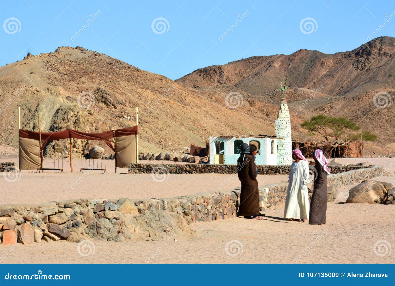 Бедуины в пустыне, Hurghada, Египте Редакционное Стоковое Изображение - изображение насчитывающей старо, люди: 107135009