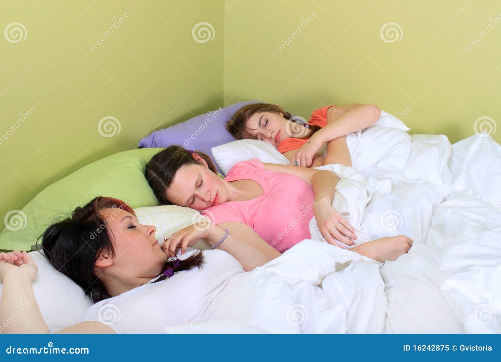 В одной постели с спящим мужем. Две девушки в кровати. Спящие подруги. Девушки спать два.