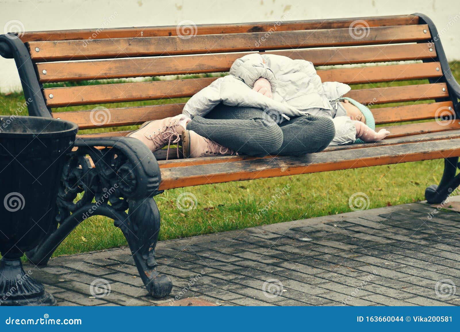 Street sleeping. Скамейка для сна.