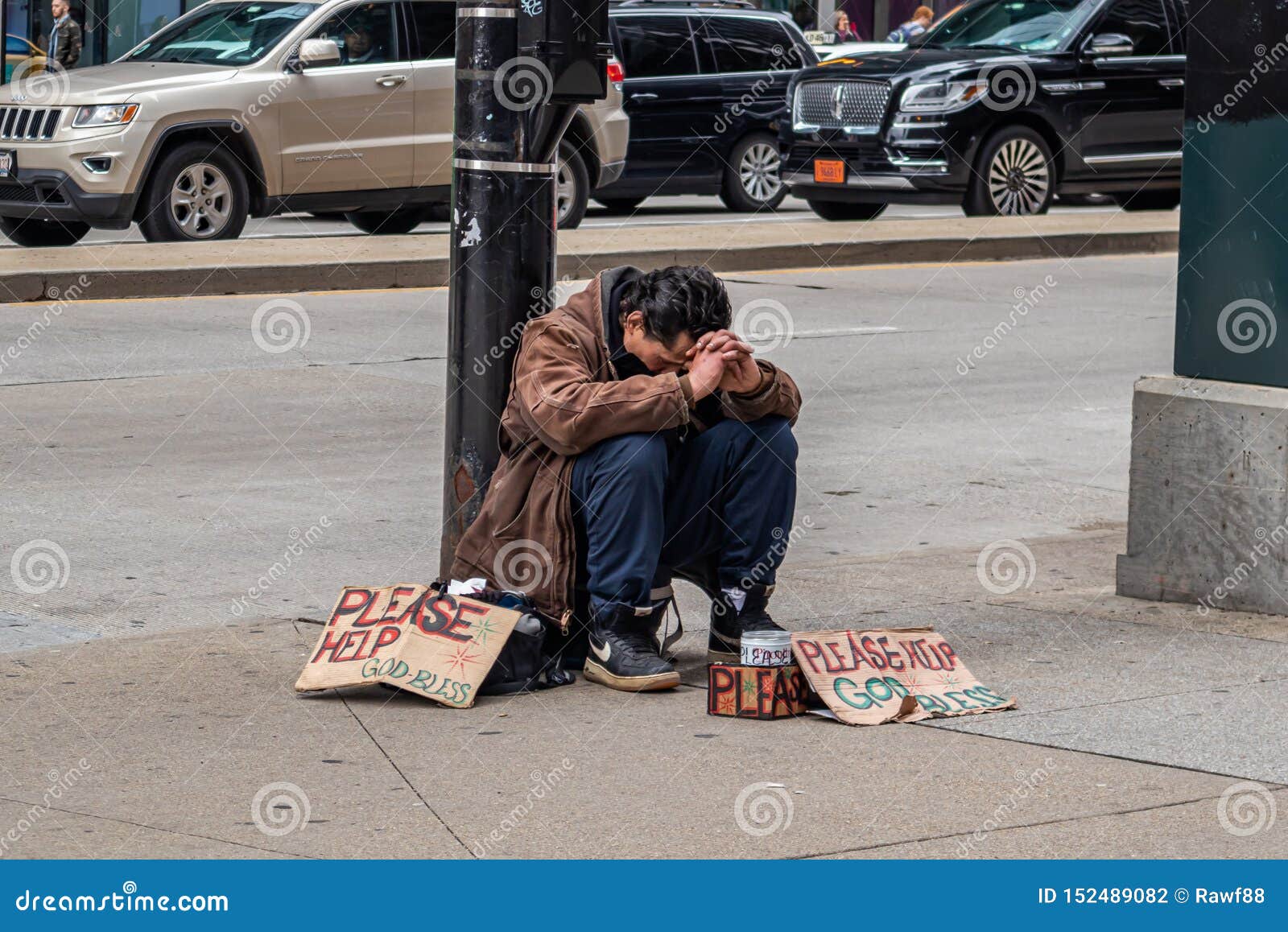 Девушка целуется с бомжами. Человек сидит на тротуаре. Попрошайки на улицах города.