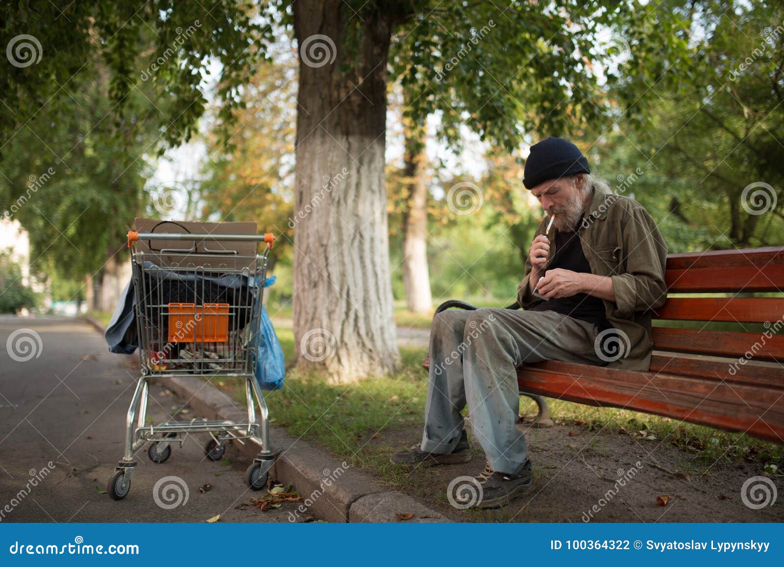 Группа сентябрь женщина курит на лавочке. Бездомный сидит на скамейке. Бездомный мужчина на скамейке.
