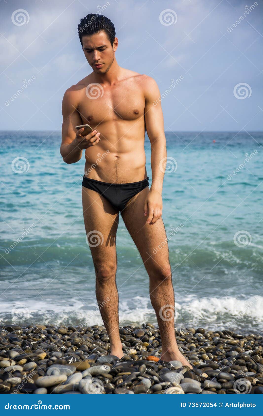 Homme nu a la plage