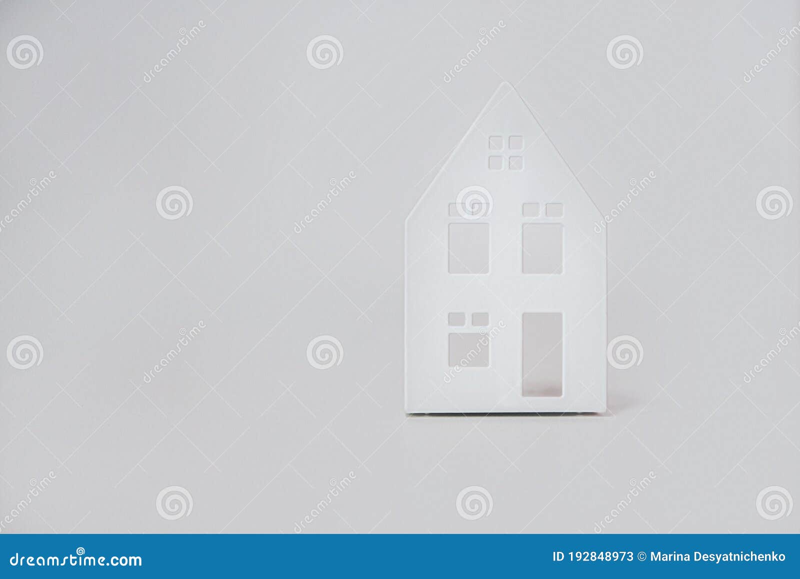 Белая рисунок дома с окнами на белом фоне Стоковое Изображение -  изображение насчитывающей диаграмма, имущество: 192848973