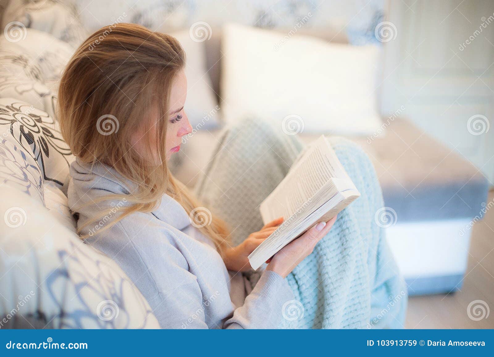 She reads in the evening. Девушка с книгой. Девочка накровати скнишкой. Чтение в кровати. Девушка с книгой в руках на кровати.