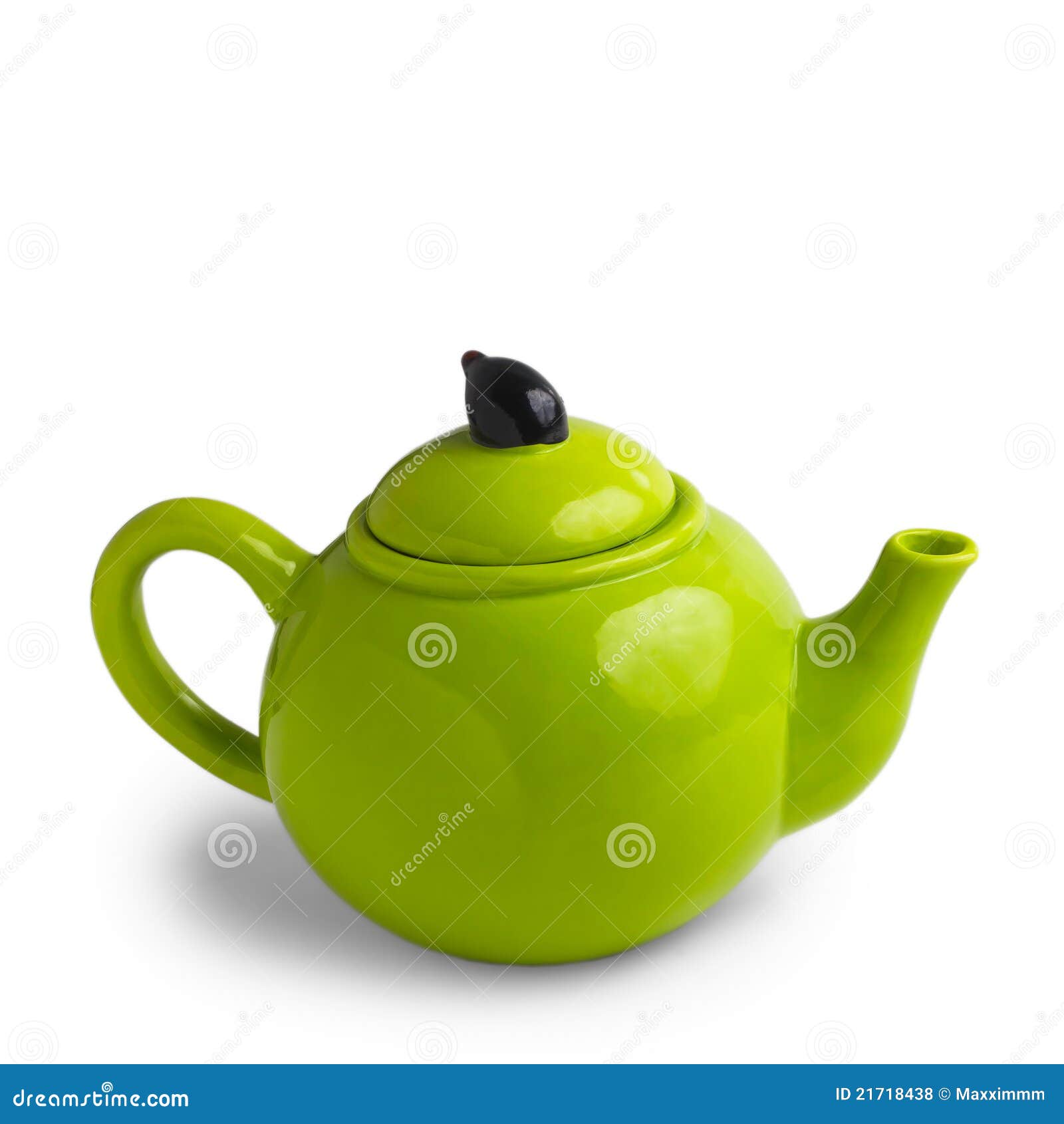 Чайник на белом фоне