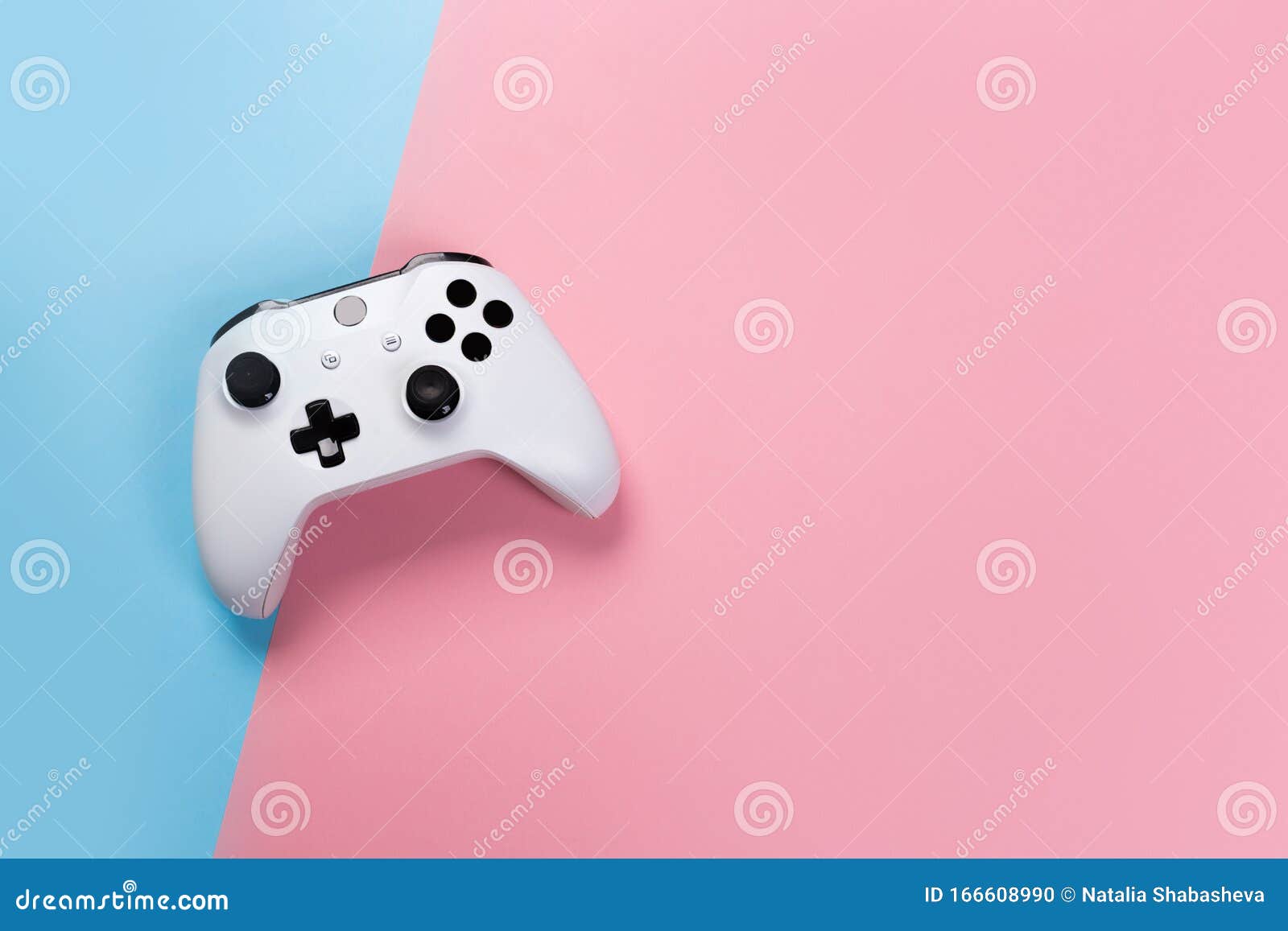 Белое Gamepad джойстика, игровая консоль на розовым и голубой цвет фона  Управление видео игры технологии компьютерные игры конкур Стоковое Фото -  изображение насчитывающей рука, потеха: 166608990