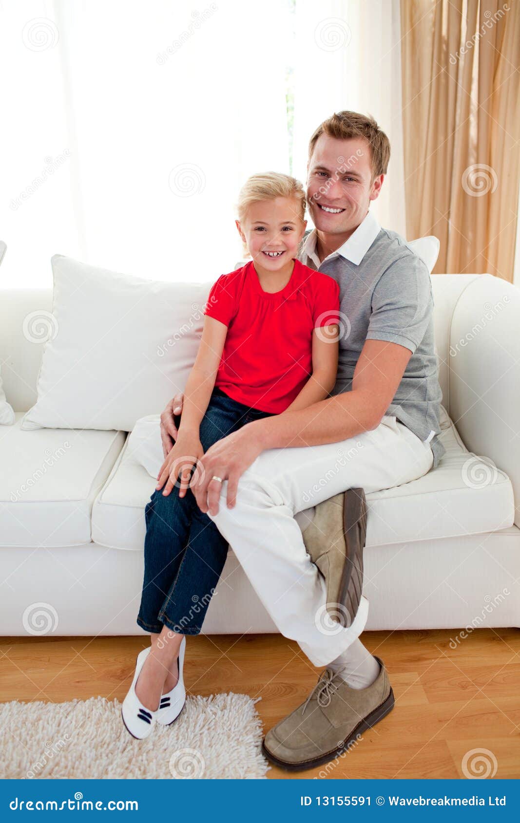 Папа дочку на диване. Отец и дочь на диване. Девочка с папой на диване. Дочь на коленках. Фотосессия папы с дочкой на диване.