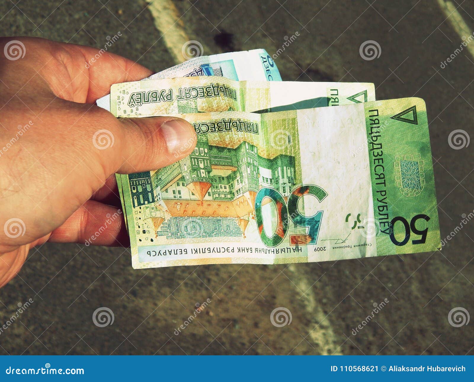 150 белорусских рублей в рублях. Белорусские рубли в руках. СТО рублей в руке. 100 Рублей в руке. Купюры Беларуси в руках.