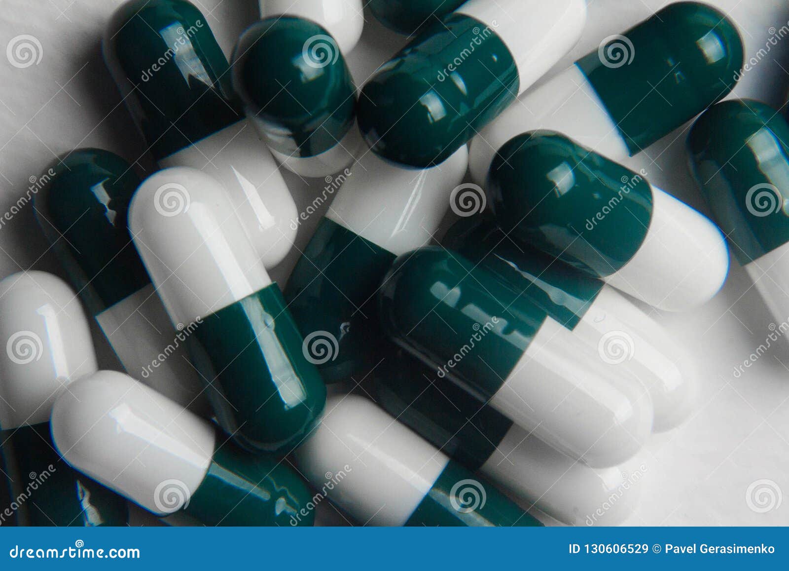 Зеленые антибиотики. Капсулы бело зеленые. Бело зеленые таблетки капсулы. Таблетка бело-зелёная в капсуле. Лекарство в бело зеленой капсуле.