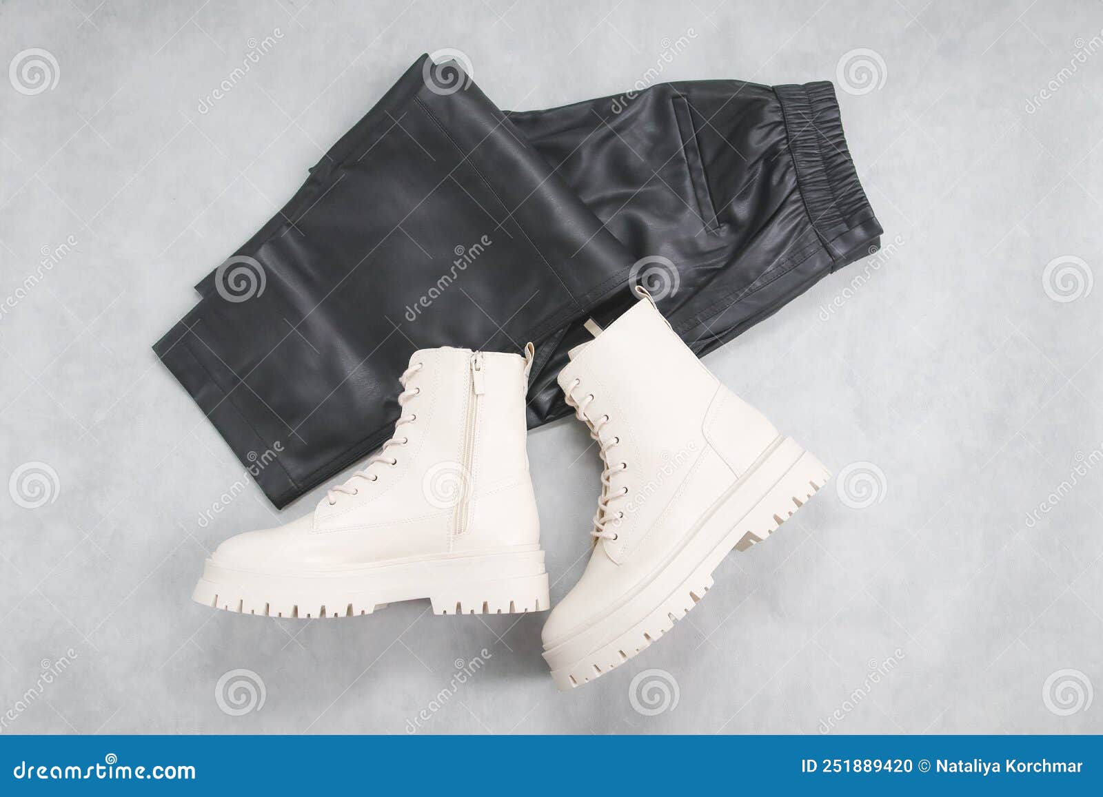 белые кожаные ботинки с костяшками и черные кожаные брюки на сером цементеСтоковое Фото - изображение насчитывающей предмет, покупка: 251889420