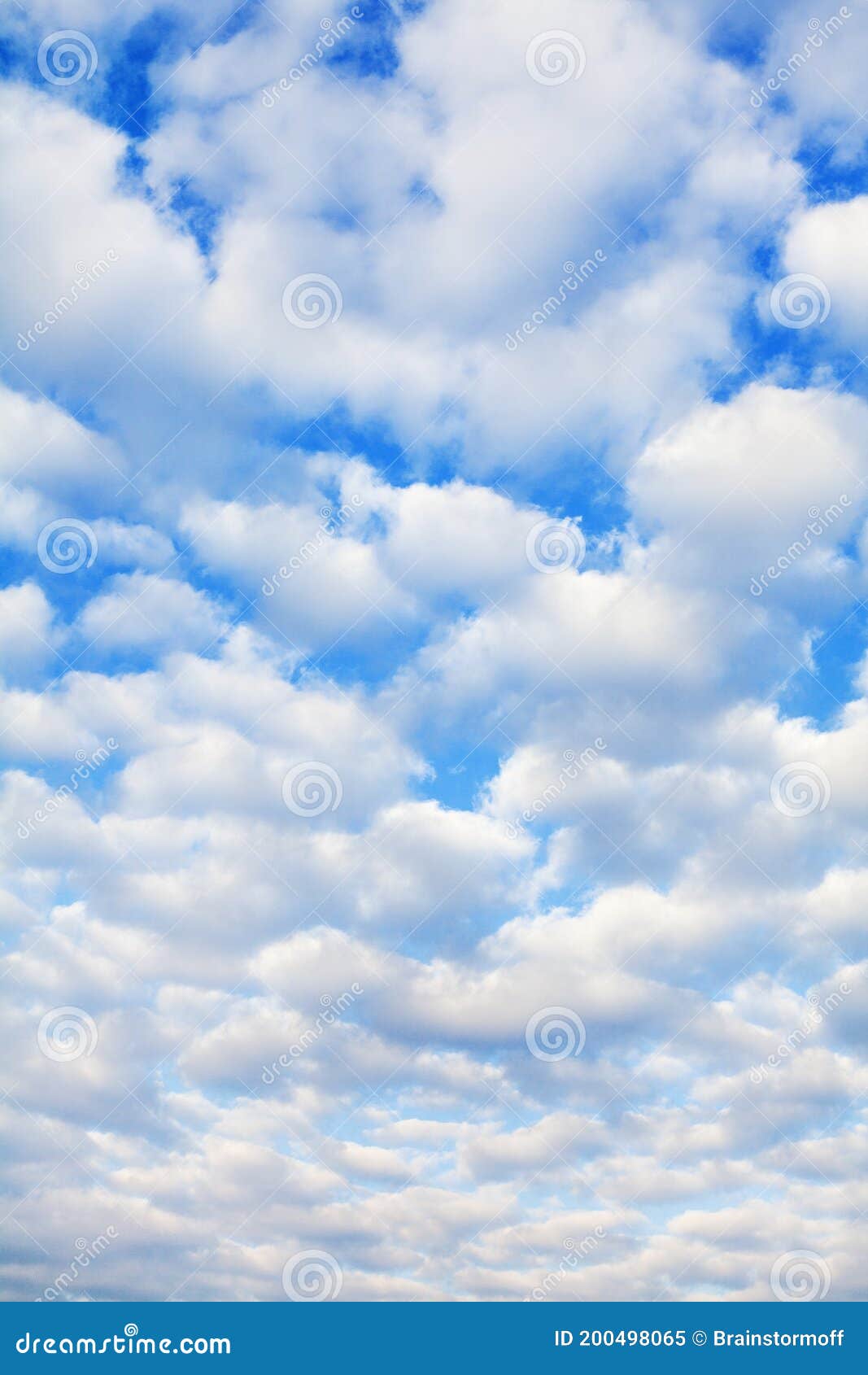 Белые облака Cumulus Flash в конце помещения голубого неба, пушистая текстура облака облаков, красивый вид Cloudscape, облачная п Стоковое Изображение - изображение насчитывающей муха, взорвать: 200498065