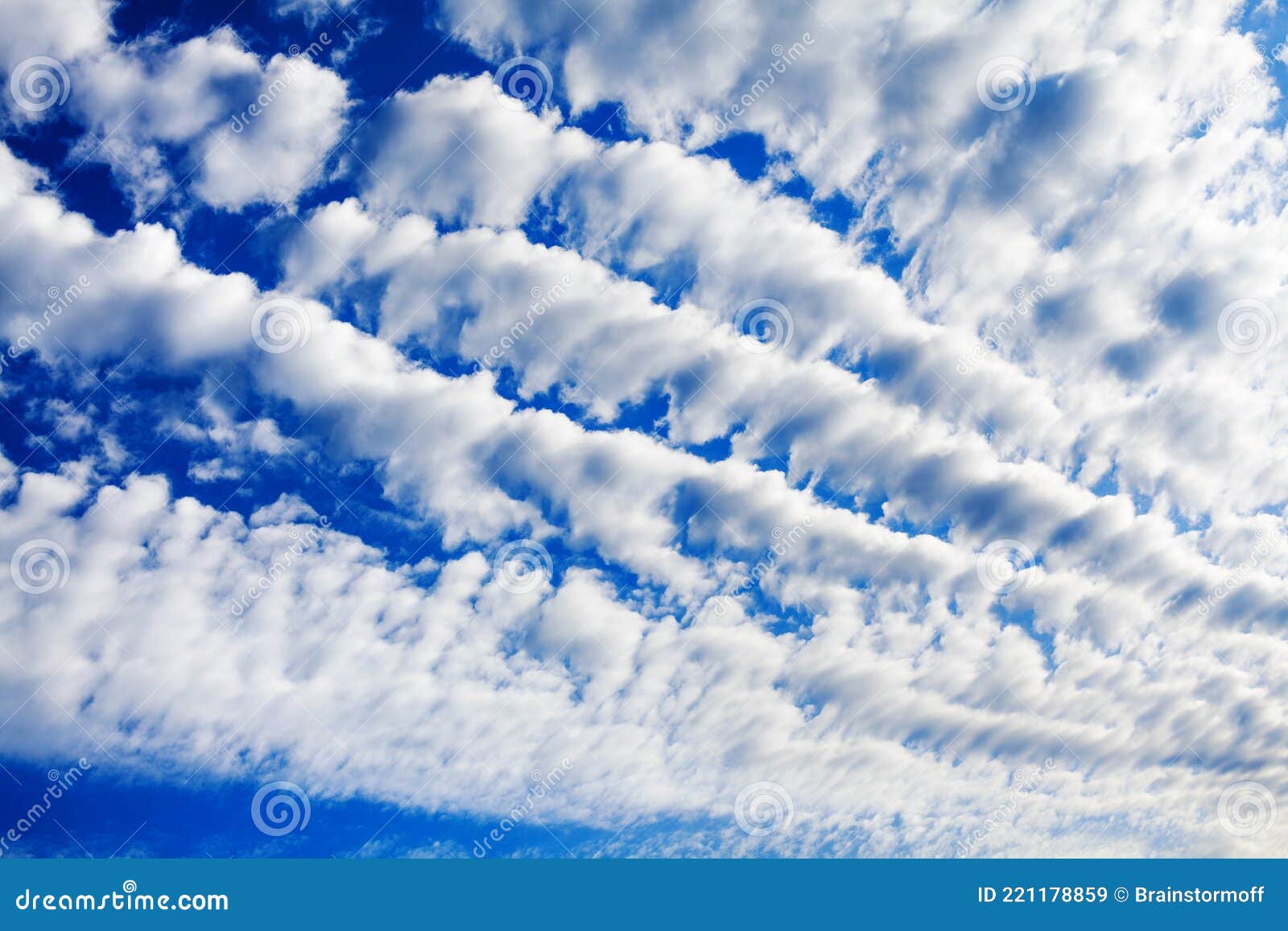 белые перистые кучевые облака голубой фон пушистый стратокумулус текстура облаков Altocumulus облачное небо перистые облачные обла Стоковое Изображение - изображение насчитывающей конец, бобра: 221178859