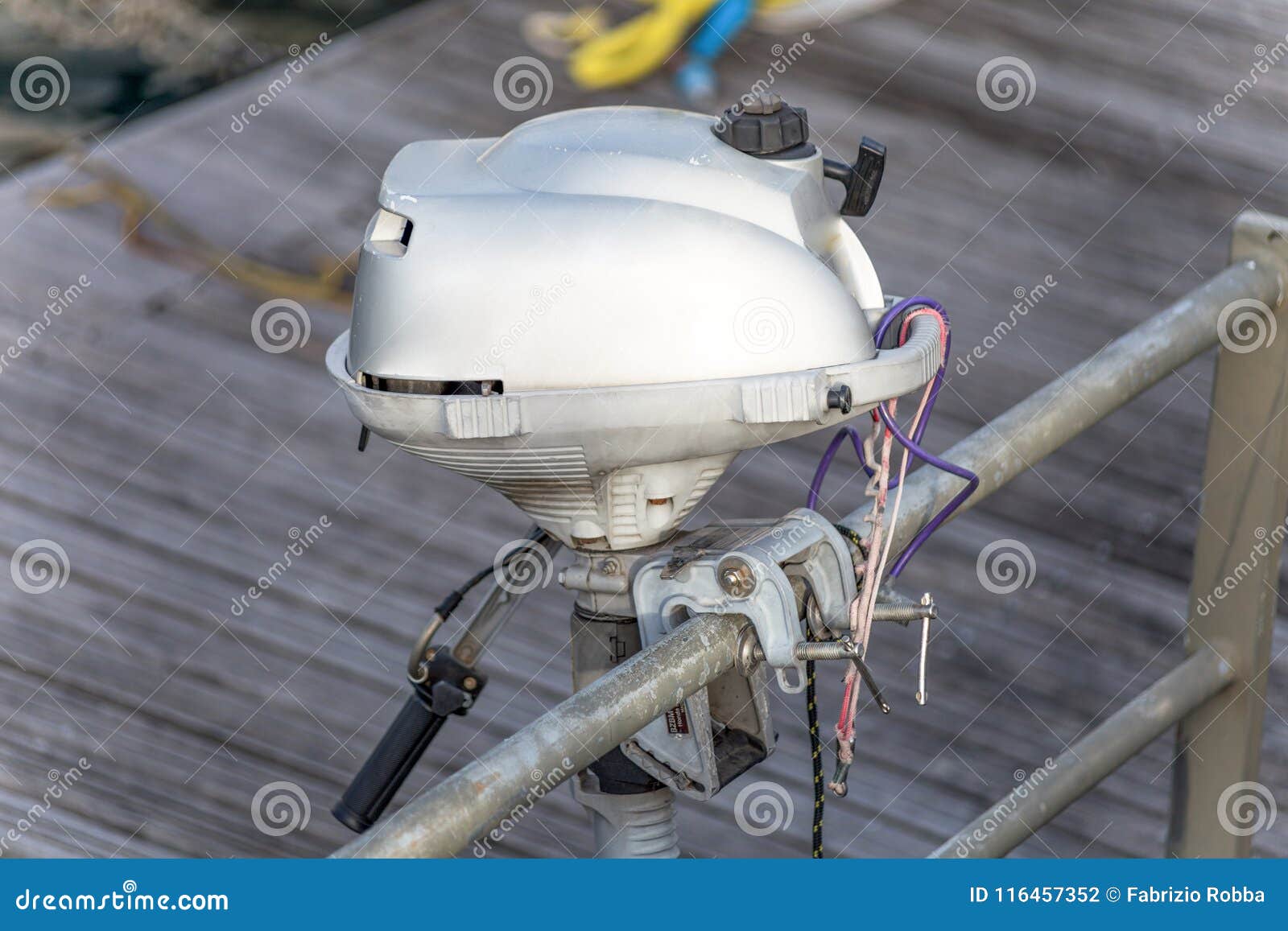 Белый двигатель моторной лодки Стоковое Фото - изображение насчитывающейнапольно, оборудование: 116457352