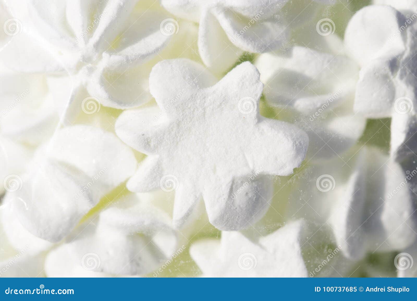 Мешок зефира. Белый зефир на белом фоне в белой вазочке фото.