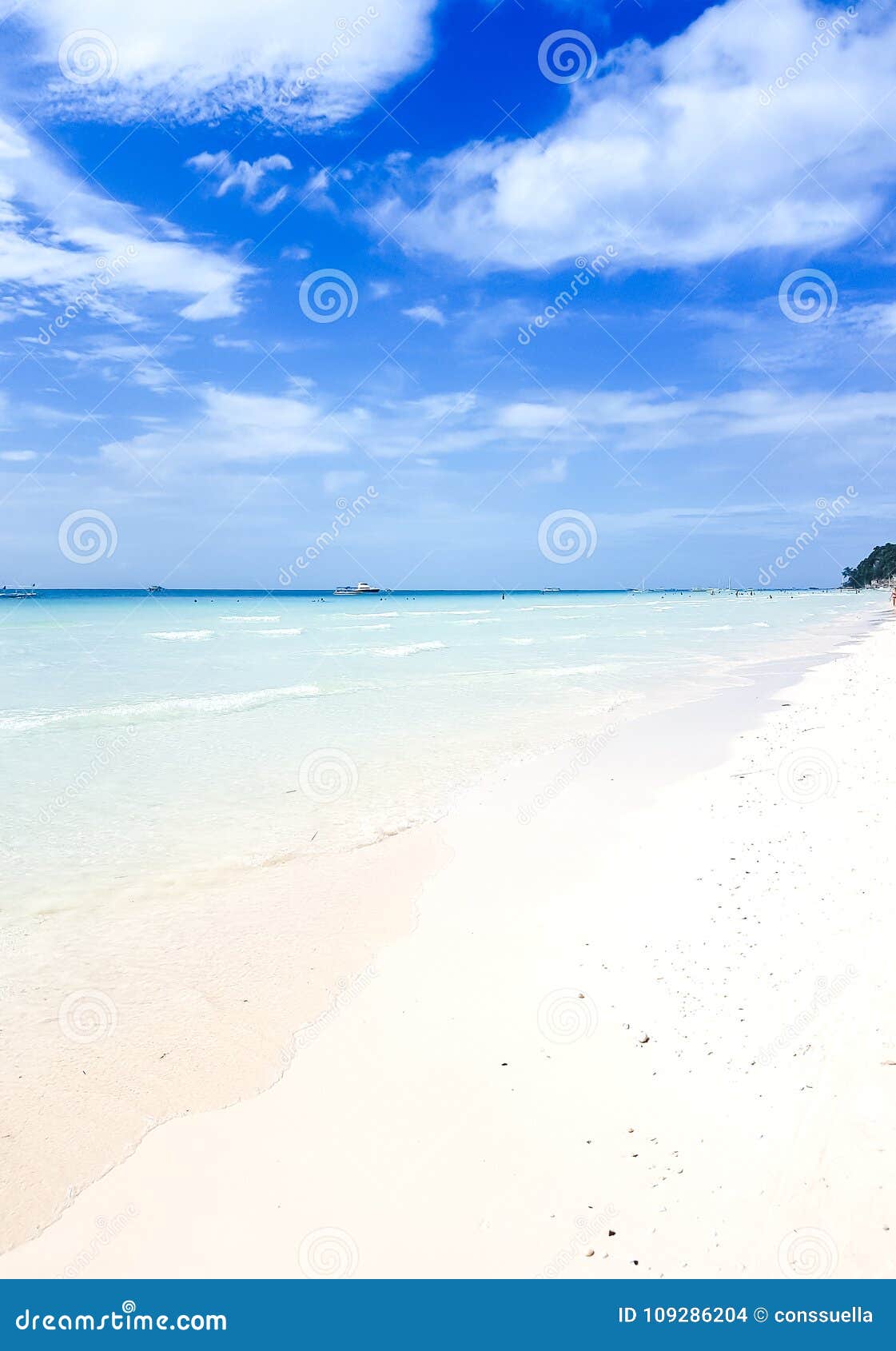 белый песок, океан и голубое небо, тропический остров в Тихом океане Стоковое Фото - изображение насчитывающей естественно, чисто: 109286204