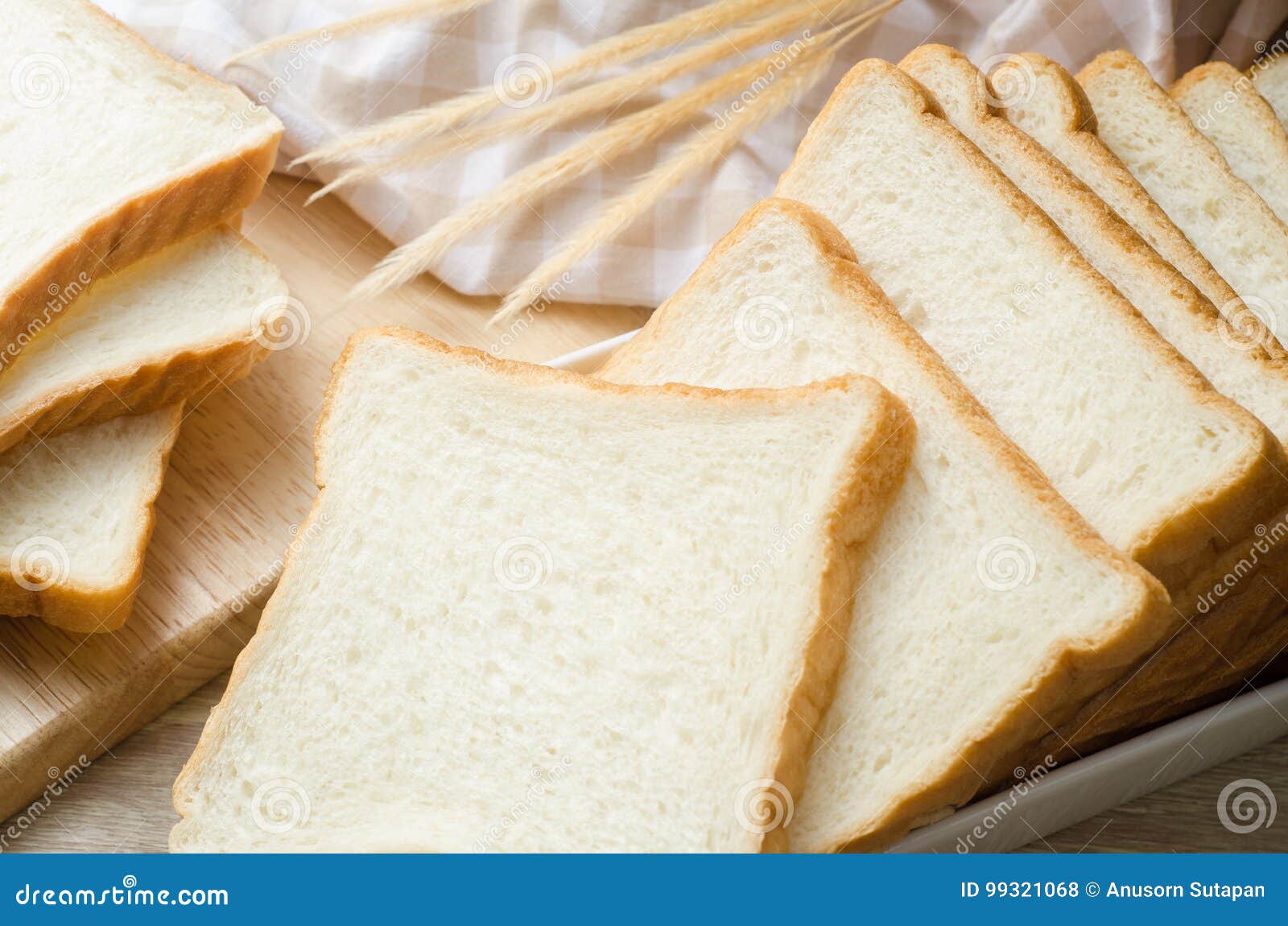 Белый хлеб во сне к чему снится. Белый хлеб. Белый хлеб фото. Хлеб в Европе фото. Белый хлеб на досточке.
