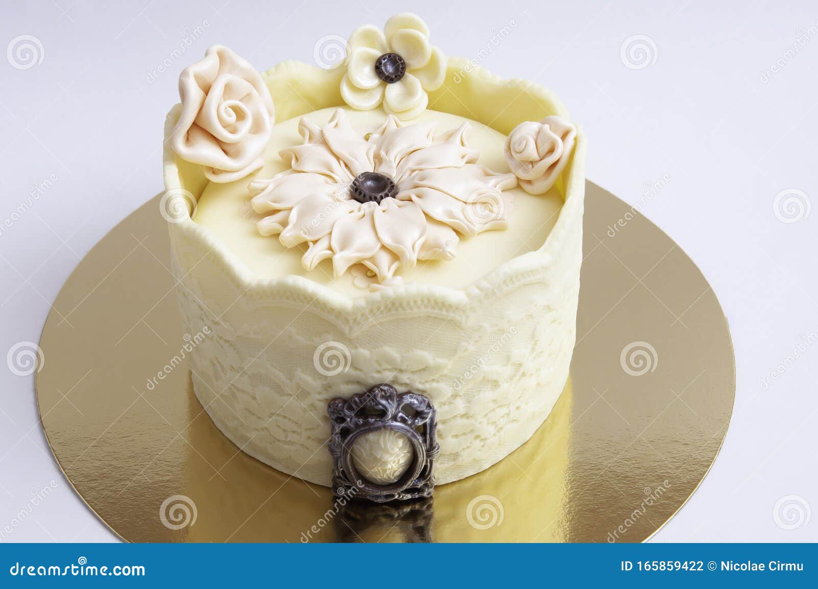 Белый шоколадный торт с белыми шоколадными цветами Стоковое Фото -  изображение насчитывающей бело, кофе: 165859422