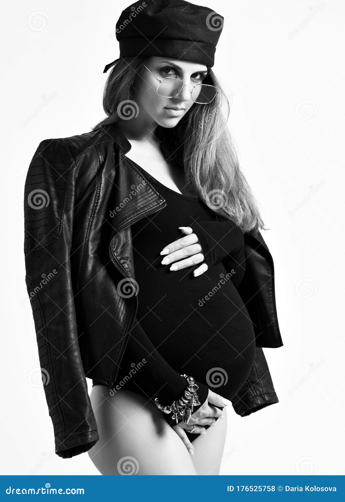 Беременная девушка в шляпы трико солнечные очки и чулки черной кожаной  куртке. Она представляет вбок изолированное на белом. Ближа Стоковое Фото -  изображение насчитывающей черный, материнствй: 176525758