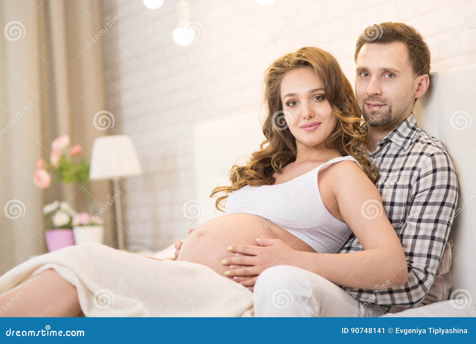 Беременную жену друзьям видео. Фотосессия мужа и беременной жены.