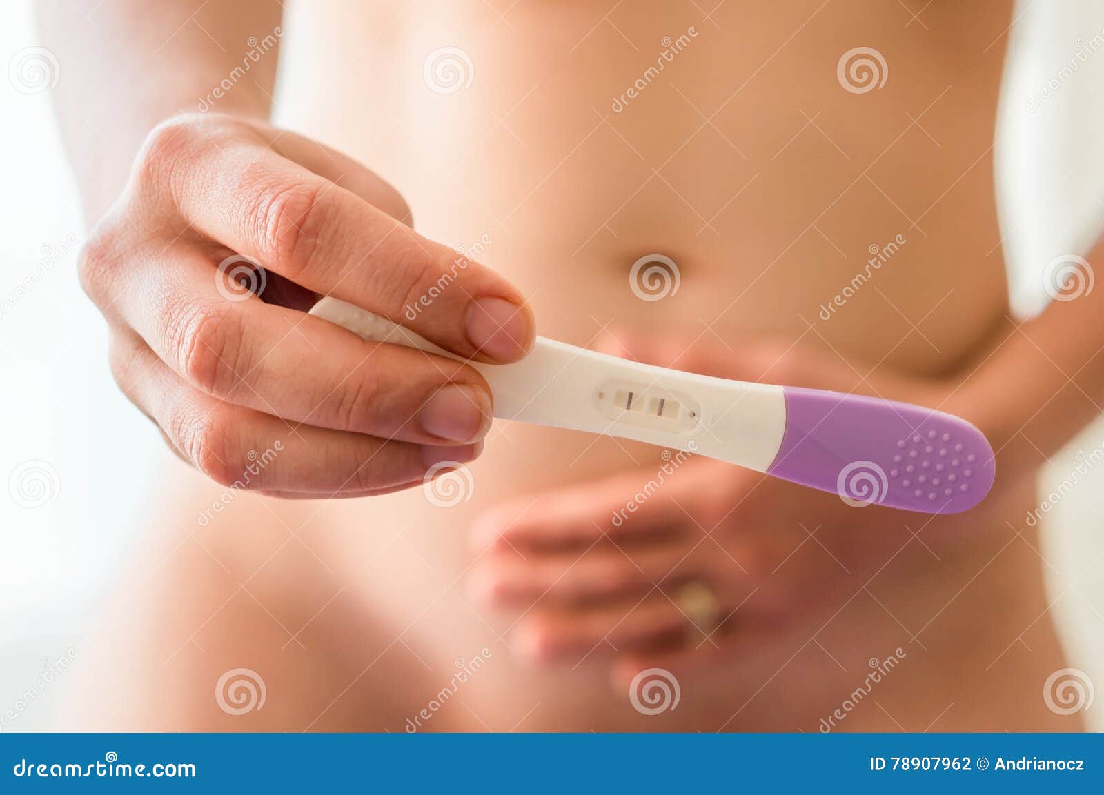 Видео где забеременеть. Тест на беременность. Тест на беременность фиолетовый. Женщина и тест на беременность.