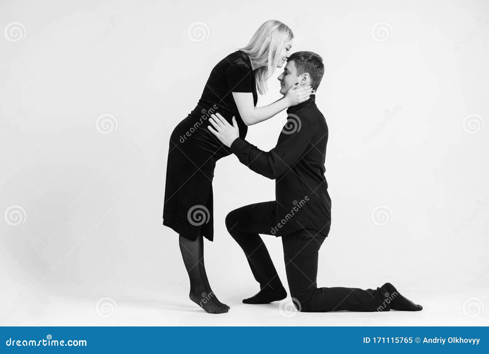 Беременная женщина и её муж обнимает и на твой живот в черных одеждах на  белом фоне. Черный и белый Стоковое Изображение - изображение насчитывающей  счастье, папа: 171115765