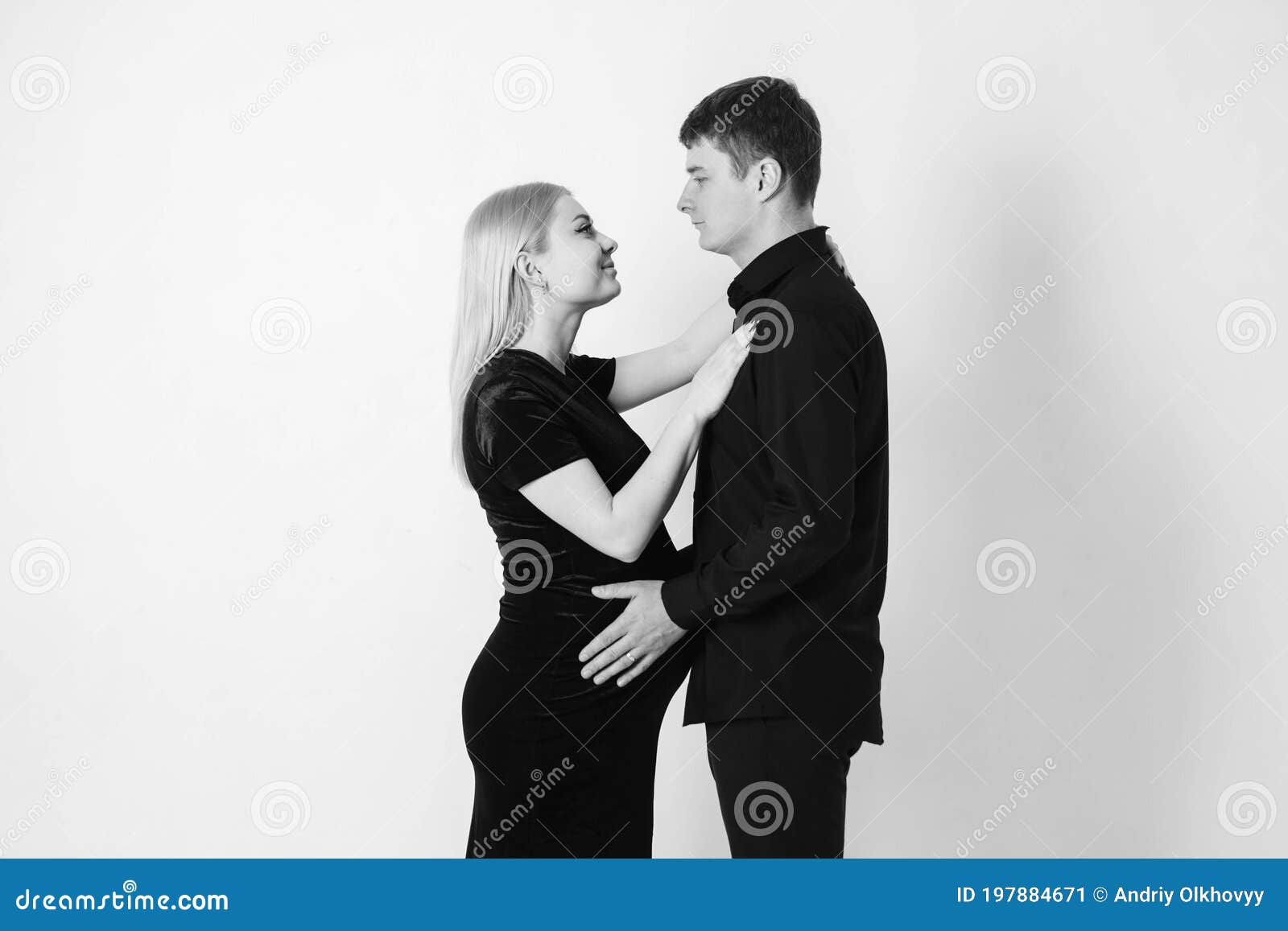 Беременная женщина и её муж обнимает и на твой живот в черных одеждах на  белом фоне Черный и белый Стоковое Изображение - изображение насчитывающей  красивейшее, родительство: 197884671