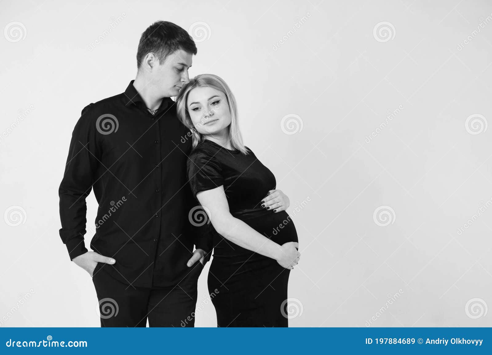 Беременная женщина и её муж обнимает и на твой живот в черных одеждах на  белом фоне Черный и белый Стоковое Изображение - изображение насчитывающей  родительство, женщина: 197884689