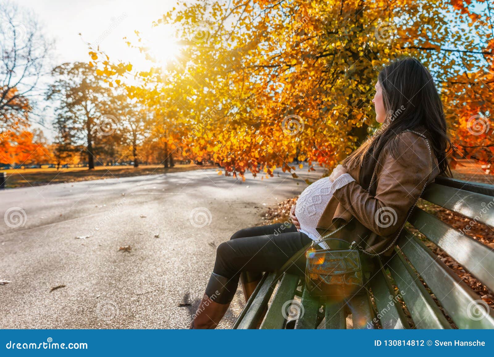 Фото Сидит В Парке