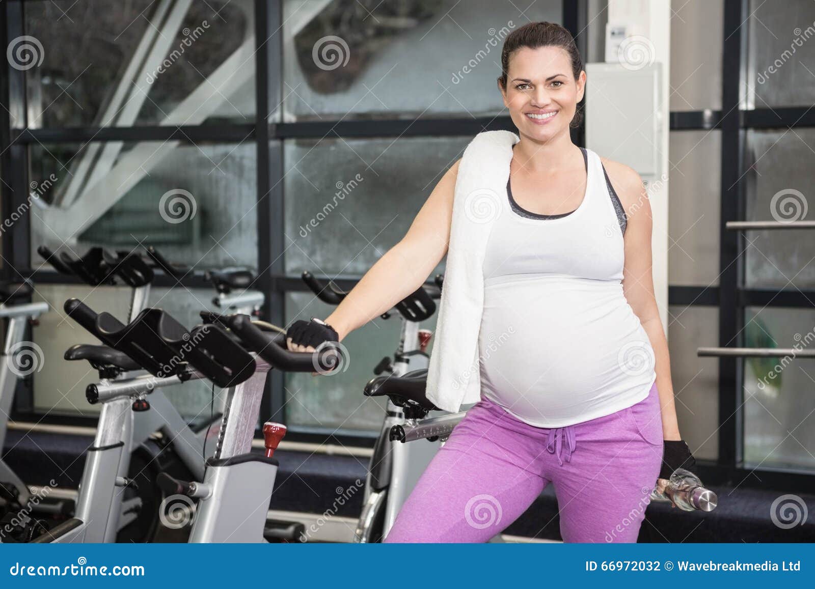 Заниматься спортом при беременности. Pregnant women in the Gym. Зкуптфте цщьут шт еру пнь. Pregnant woman at Gym.